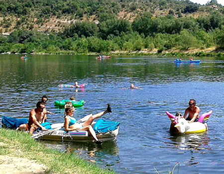 Rivière longeant le camping